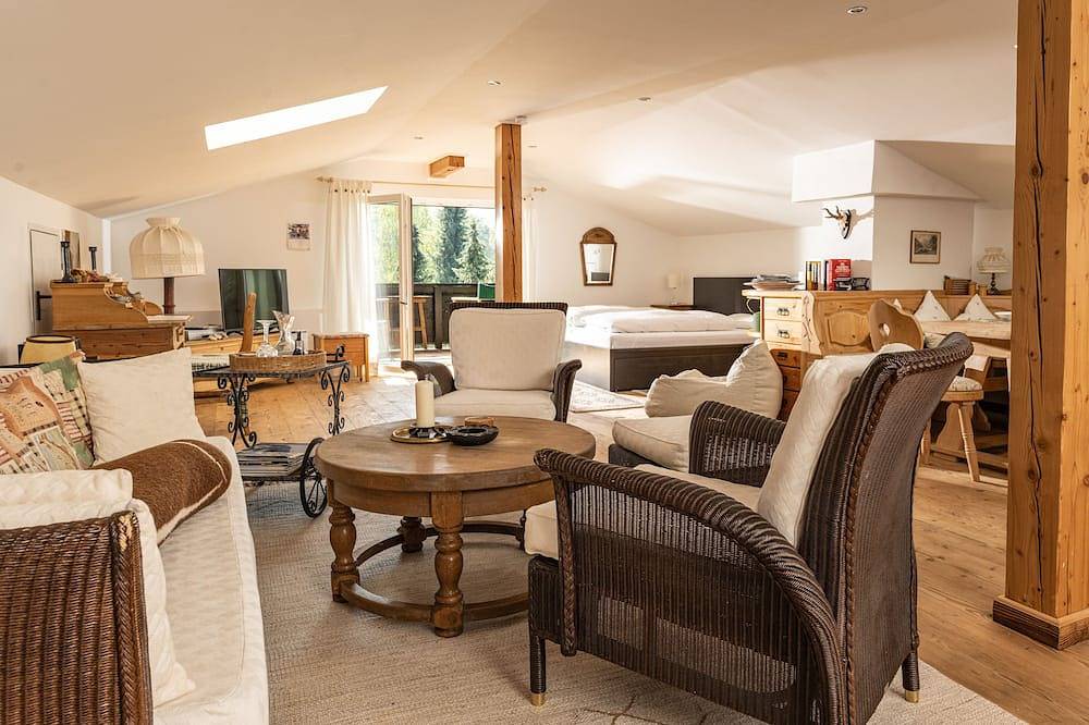 Ganze Wohnung, Neu renovierte geräumige Dachwohnung in einem wunderschönen Salzburger Landhaus in Großgmain, Bezirk Salzburg-Umgebung