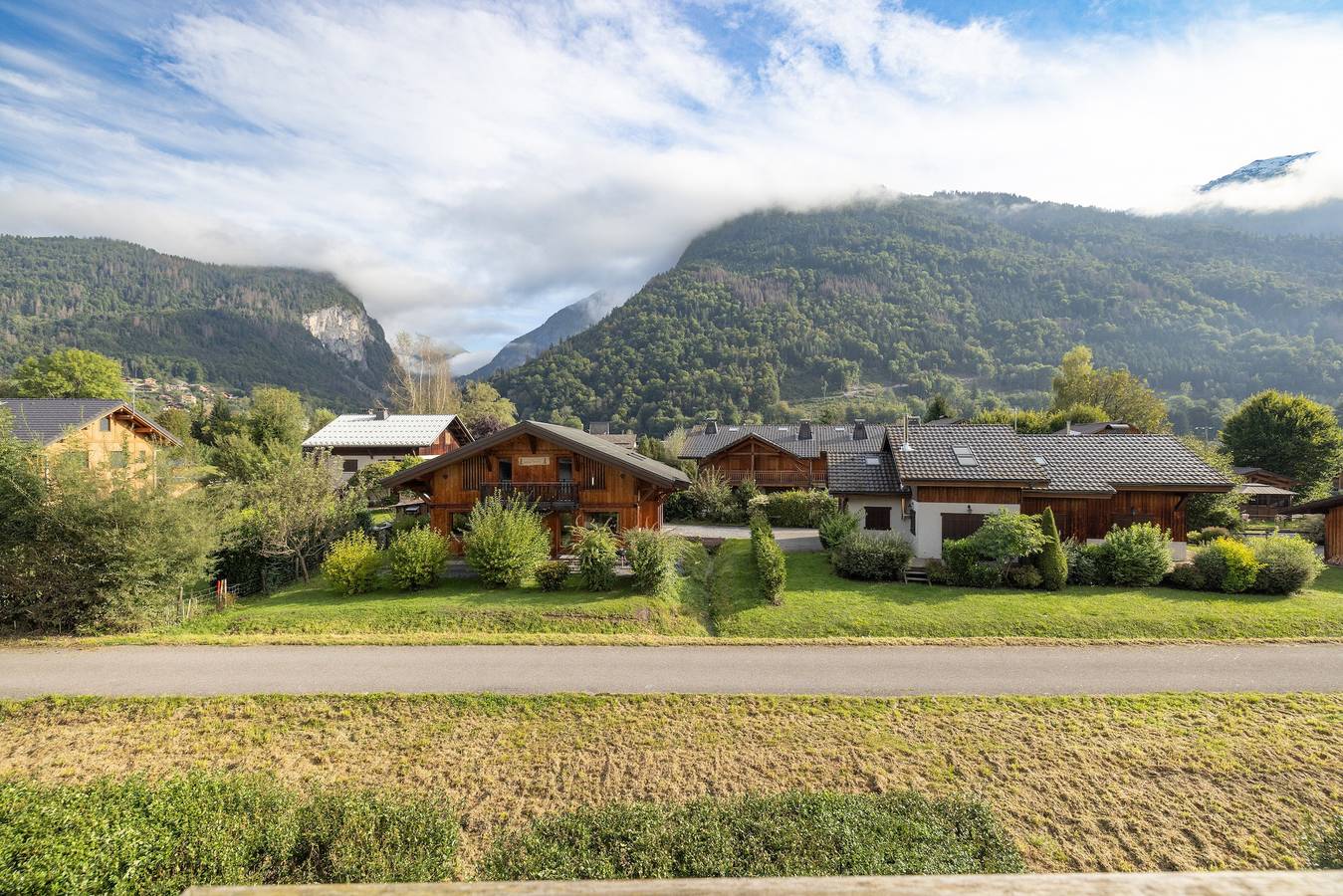 Entire apartment, Apartment 'Les Fermes De Samoëns' with Mountain View, Shared Pool and Balcony in Samoëns, Bonneville region