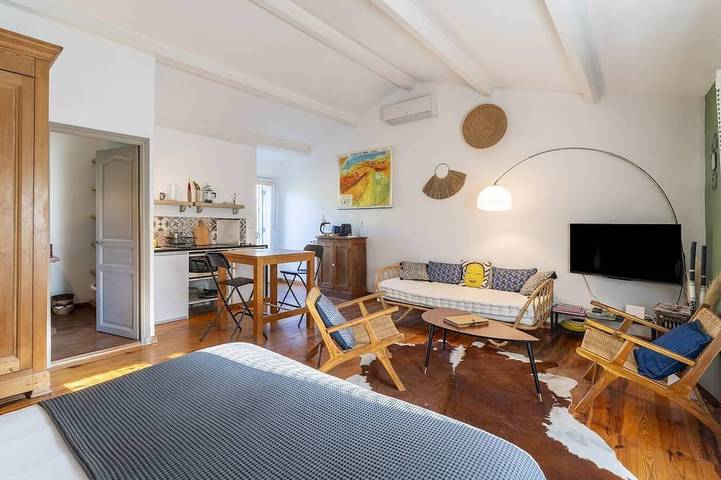 Gîte pour 3 personnes, avec terrasse ainsi que jardin et piscine à Saint-Rémy-de-Provence - 2