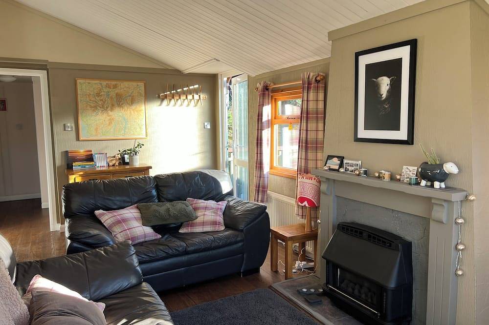 A homely lodge in a tranquil setting with lake view in Lake District
