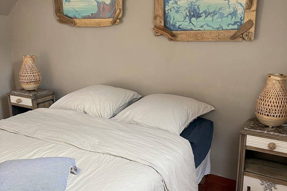 Penty Gwen in a listed 17th century Breton farmhouse for 4 people in Crozon, Châteaulin region