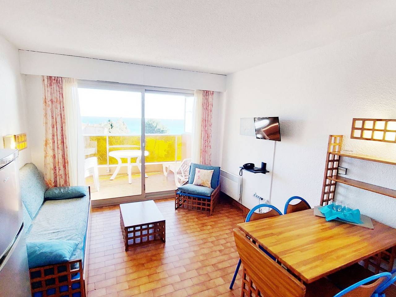 Entire studio, Studio for 4 with Wi-Fi and sea view in Roquebrune-Cap-Martin, Mediterranean Coast (France)