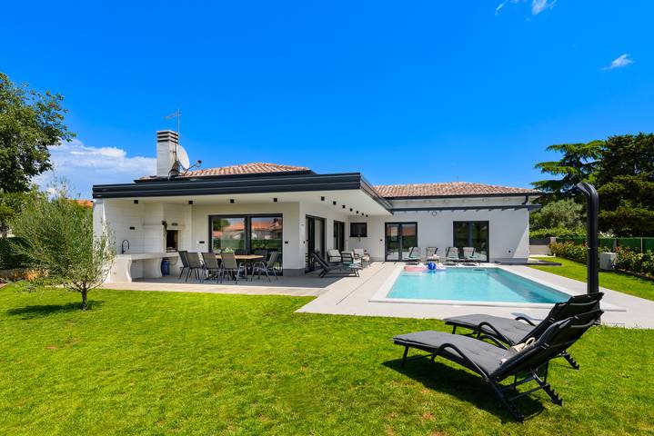 Villa pour 8 personnes, avec Terrasse ainsi que Jardin et Piscine à Kanfanar