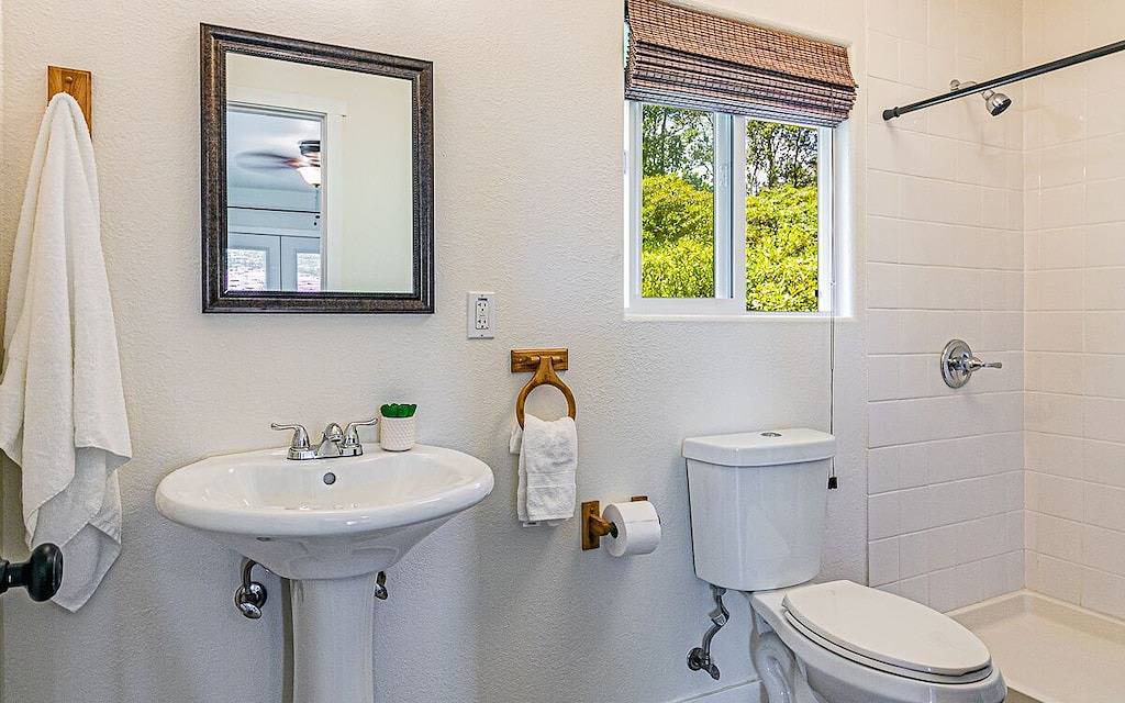 Jungle Bungalow - A lovely space to stay for island fun! in Hawaiian Paradise Park, East Puna