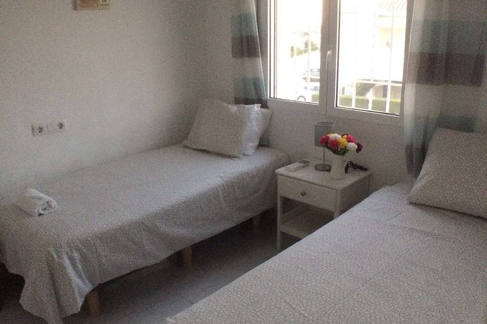 Una casa adosada en un pequeño desarrollo privado con piscina y jardines compartidos. in Las Marinas, Dénia