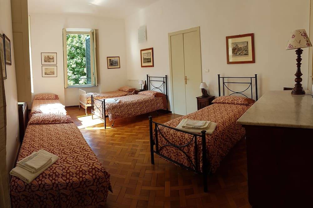 A villa between wonderful gardens, 5 min walk to the city center in Turin, Turin Provinz