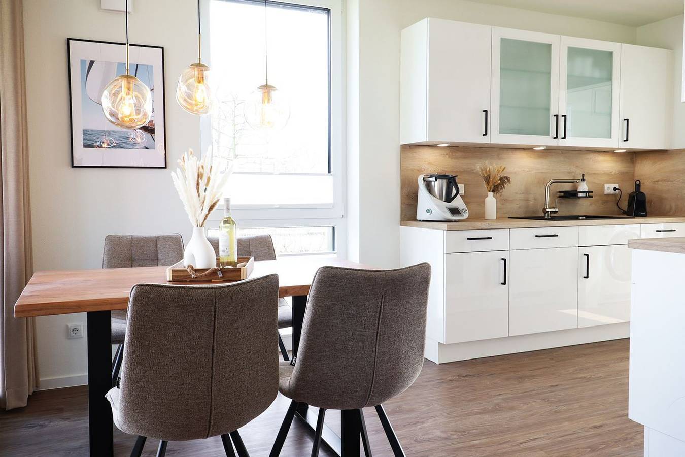 Ganze Wohnung, In der Ferienwohnung Küstenleuchten wohnst du in direkter Nähe zum Meer – mit privater Sauna, Thermomix, Streaming-Angeboten und über 230 m² Garten zur alleinigen Nutzung. Perfekt für Familien, Paare oder Freunde – bis zu 5 Gäste genießen hier Premium-Komfort in bester Lage. in Marienleuchte, Fehmarn