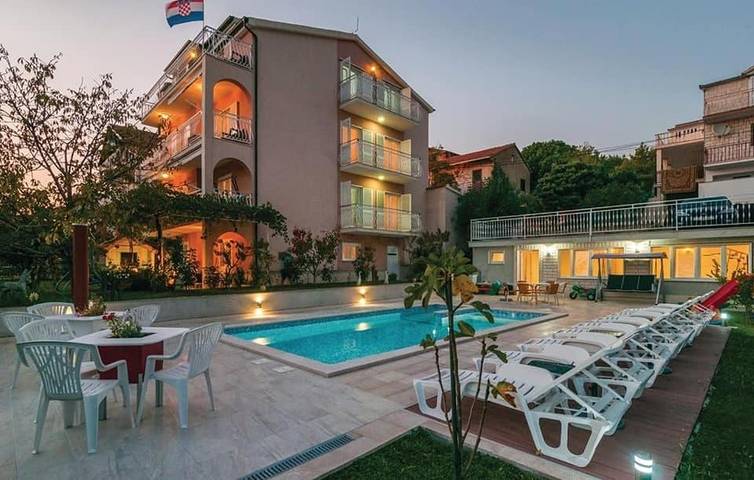 Apartamento de vacaciones para 5 personas, con jacuzzi además de piscina y jardín - 1