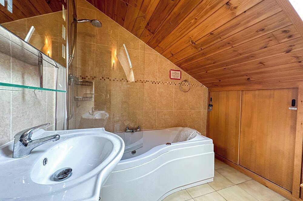 Entire apartment, Cozy Ski loft next to gondola and town. easy access to ski &hiking. sleeps10. in Verchaix, Bonneville region