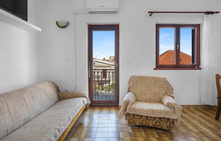 Ganze Ferienwohnung, Apartment mit Meerblick, Wifi, AC, Parkplatz und Terrasse - 2km zum Strand in Sibenik, Šibenik-Knin