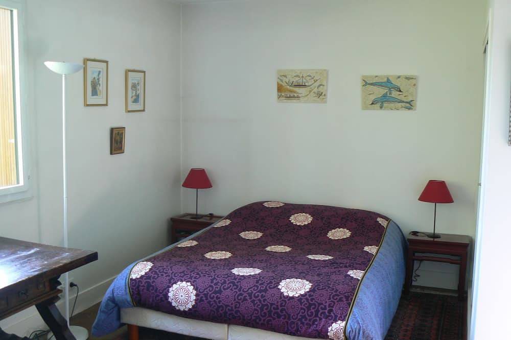 Apartamento entero, Estudio muy tranquilo, entre París y Versalles, cerca de la estación de tren de Ville d'Avray. in Ville-d'Avray, Altos del Sena
