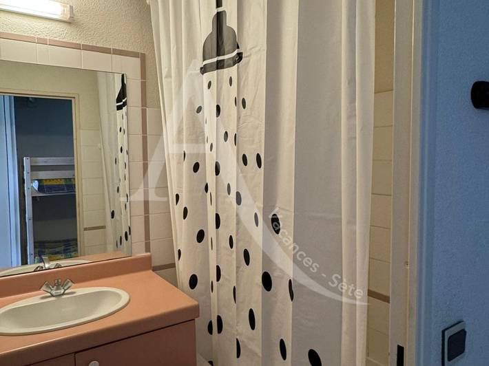 Gîte pour 4 personnes, avec terrasse, adapté aux familles dans Plage Lazaret - 4