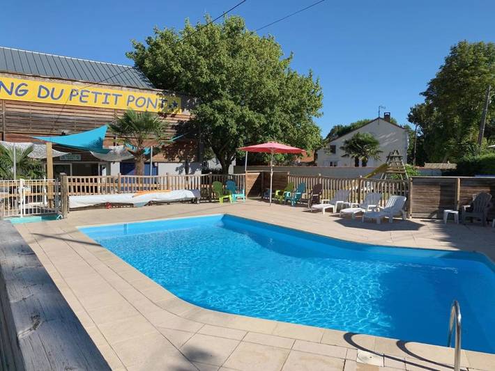 Camping pour 4 personnes, avec Terrasse et Jardin ainsi que Bassin pour enfant et Piscine à Arvert