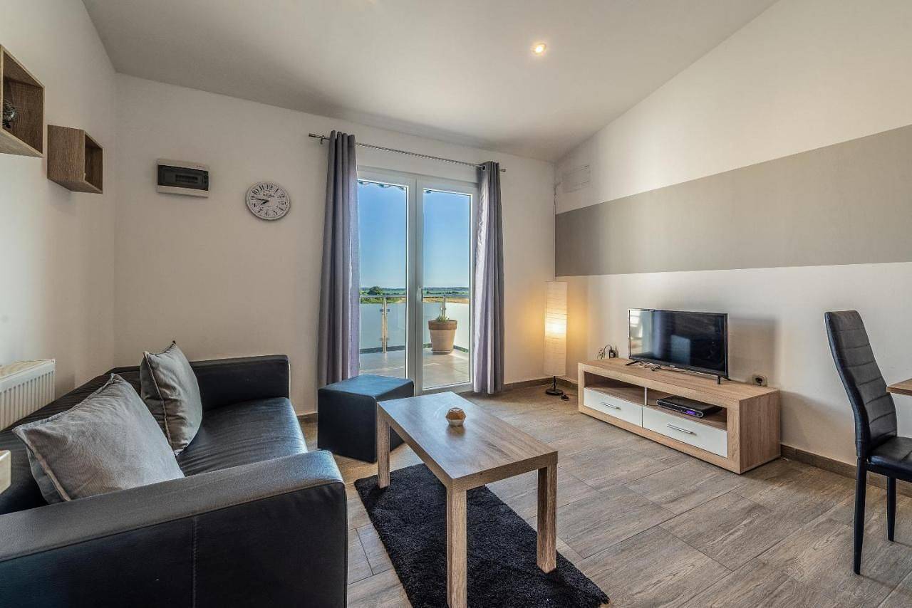 Ganze Wohnung, 3 Zimmer Apartment mit Terrasse und Seeblick in Pakostane, Zadar