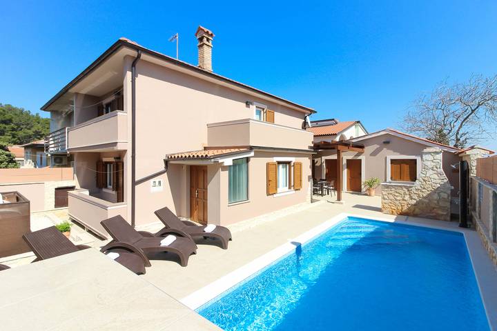 Villa für 5 Personen, mit Terrasse und Pool in Pula