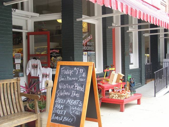 Glamping for 6 people, with terrace and hot tub as well as yard in North Carolina