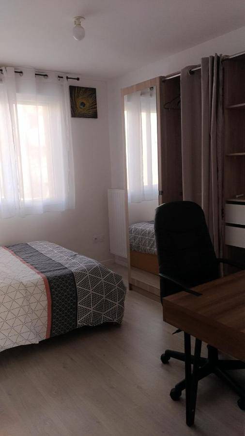 Appartement de vacances entier, Belle chambre dans une charmante et grande maison duplex neuve et bien aérée in La Verrière, Yvelines