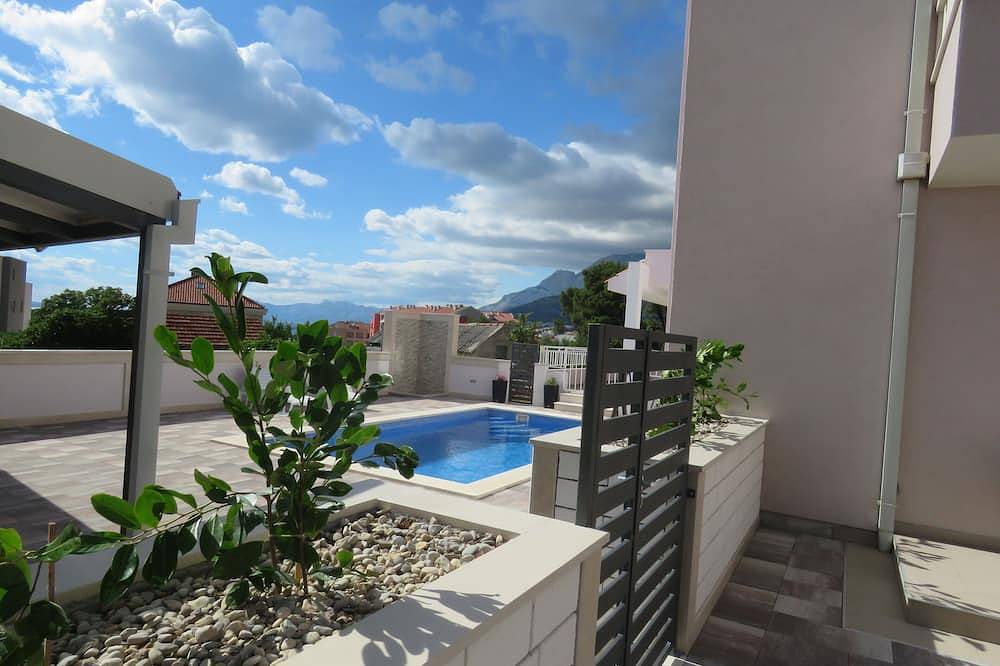 La maison avec 6 chambres, 5 salles de bains, 3 gâteaux, 3 chambres simples et 3 salons, 2 terrasses, piscine, priv. parc in Makarska, Makarska riviera