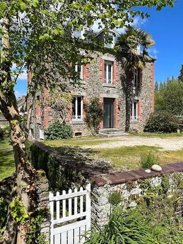 Gîte pour 15 personnes, avec vue et jardin à Pont-d'Ouilly