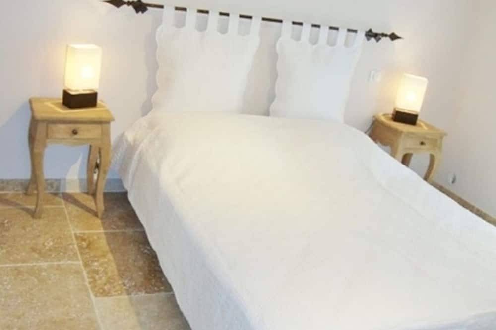 Una casa de piedra en el campo rodeada de olivos in Roquefort-les-Pins, Region de Cannes