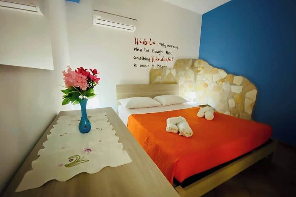 Apartamento entero, Casa Ninì, charming accommodation in the center in Campofelice di Roccella, Provincia de Palermo