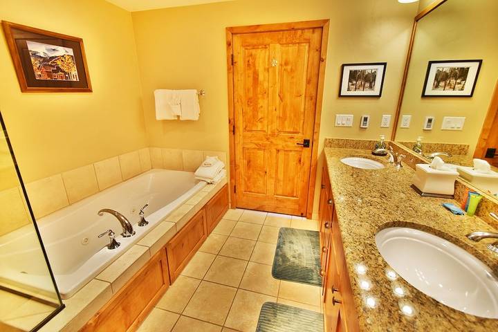 Apartment for 8 people, with hot tub and yard as well as terrace in Frisco