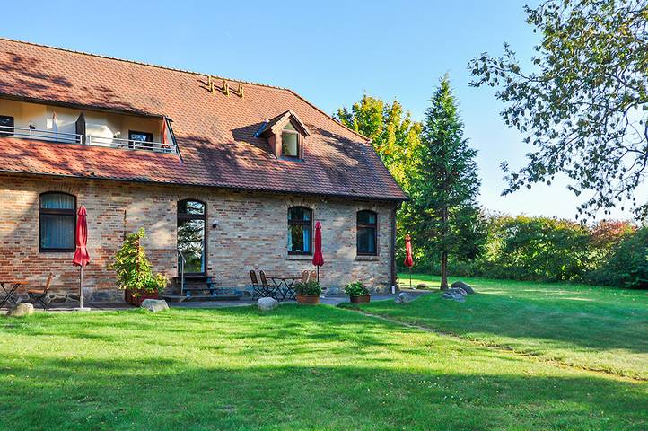 Ferienwohnung für 4 Personen, mit Garten und Sauna sowie Seeblick und Balkon