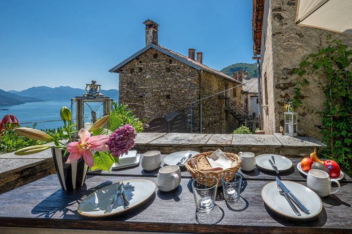 Ferienhaus für 6 Personen, mit Balkon und Terrasse sowie Garten und Seeblick in Semnago-San Martino, Comune di San Siro