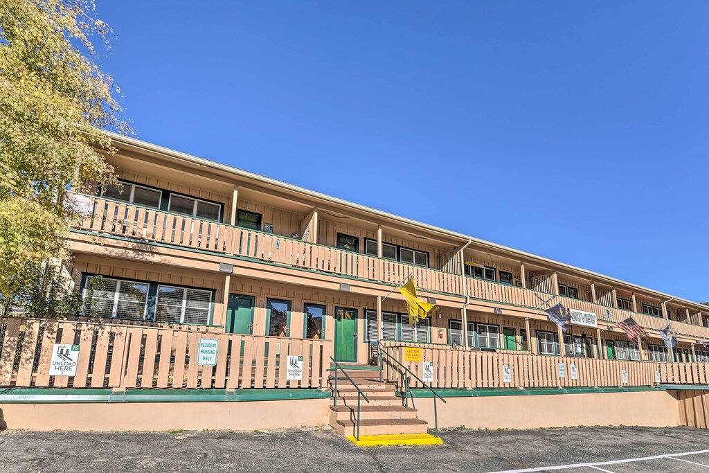 Ganze Wohnung, Walk to Ski Slopes! Red River Condo w/ Fireplace in Red River, Taos County