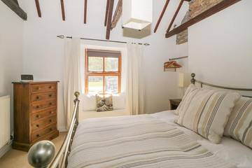 Log Cabin for 5 People in Plymouth, South Devon, Photo 3