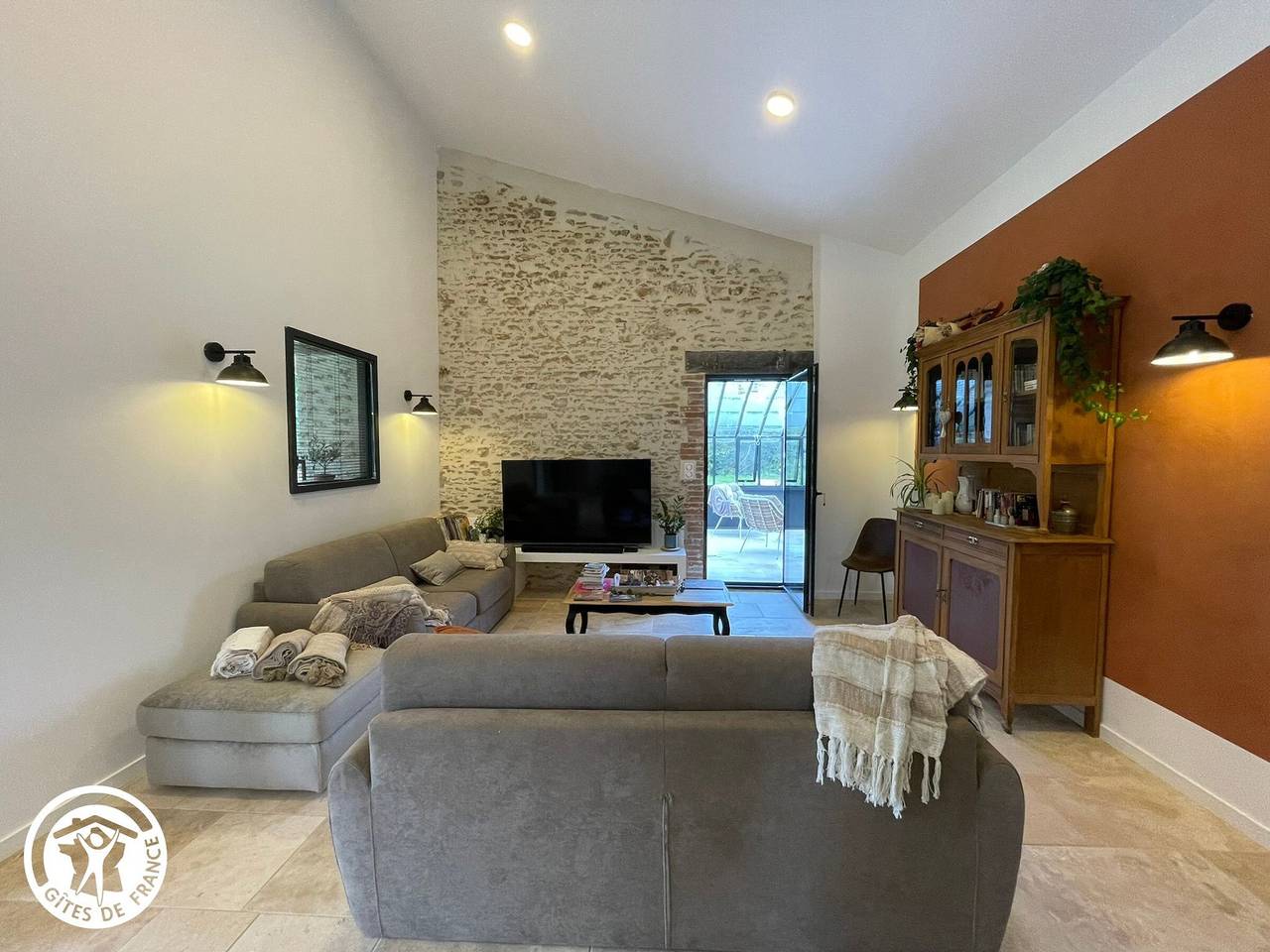 Gîte Vendée avec Spa et Terrasse in Les Pineaux, Région de La Roche-sur-Yon