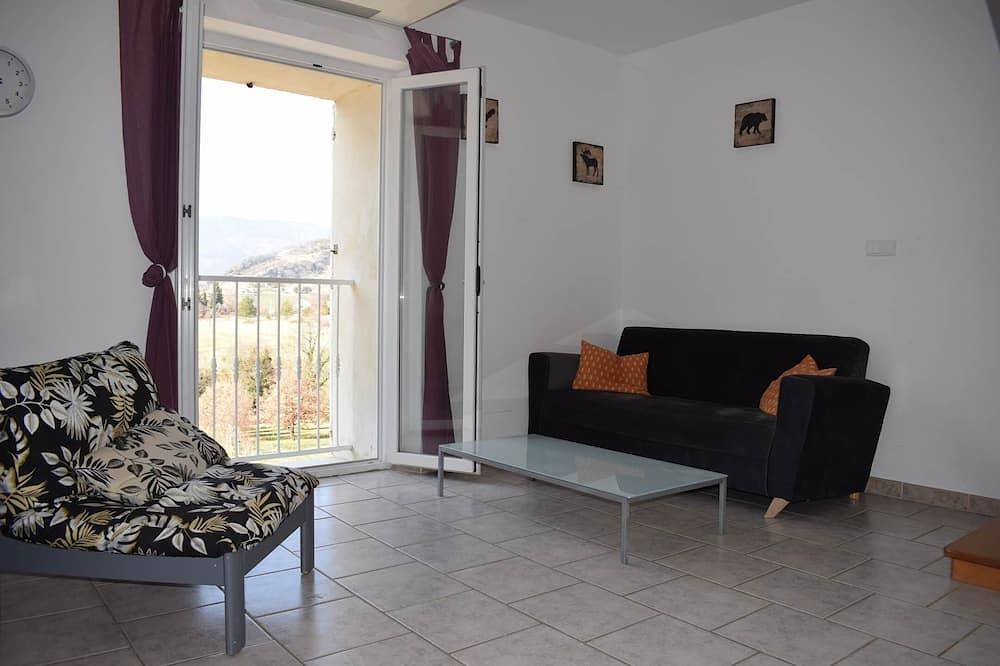 Entire apartment, Gîte 3:60 square meter apartment near Montbrun Les Bains in Montbrun-les-Bains, Nyons region
