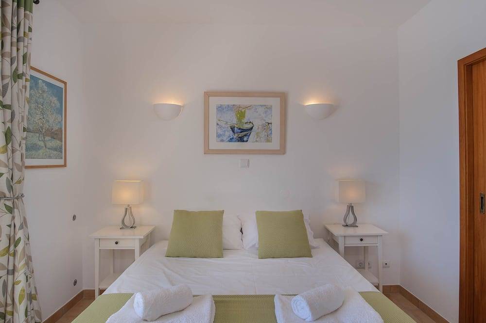 Spacious family villa with private pool and sea views in Luz, Faro Distrikt
