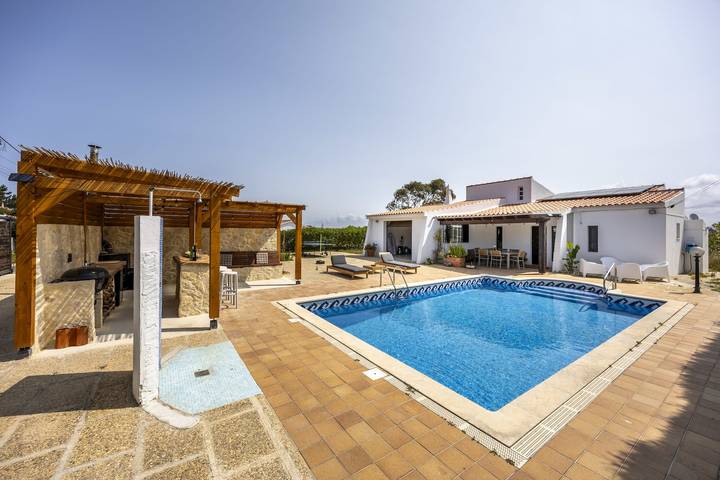 Ferienhaus für 6 Personen, mit Pool und Garten sowie Seeblick und Balkon, kinderfreundlich in Aljezur