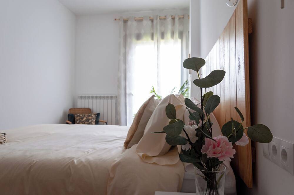 Entire apartment, Cal Xera - Cozy first floor with fireplace and private garden in Puigcerdà, Catalan Pyrenees