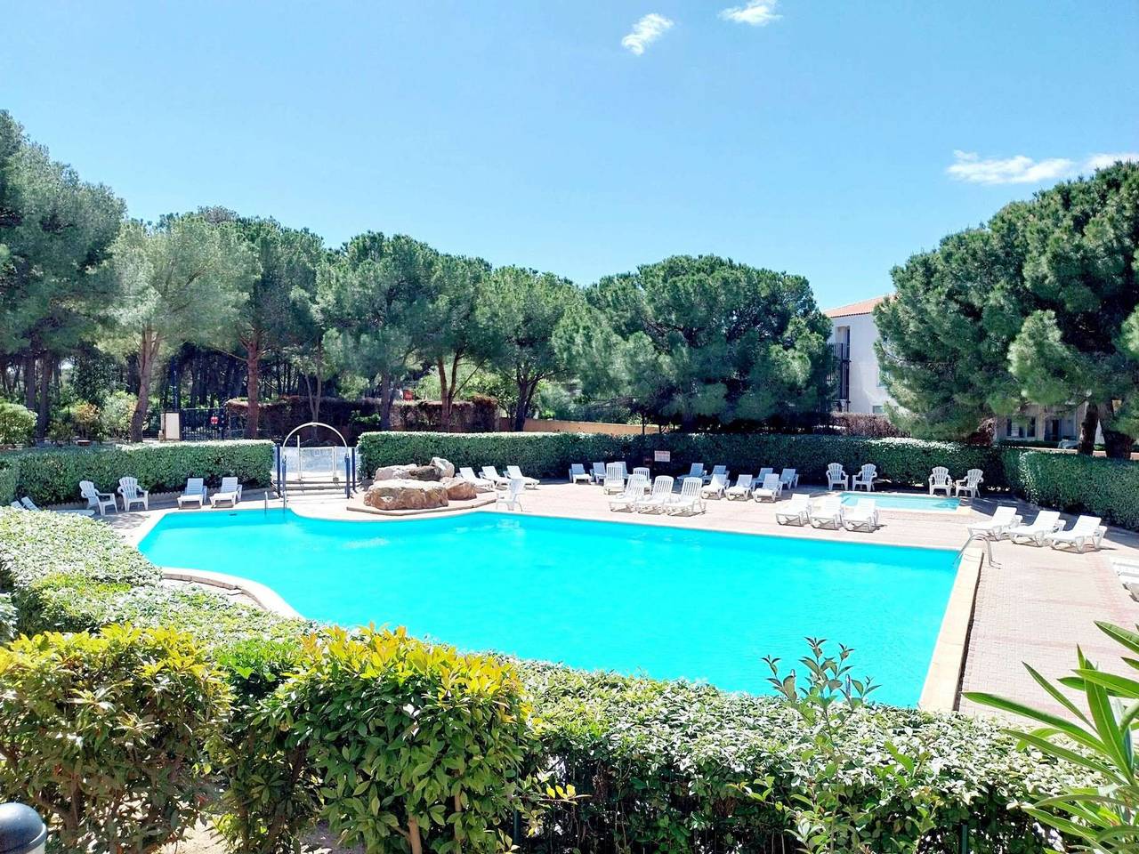 Entire apartment, Duplex 2-bedroom apartment with terrace and pool in Balaruc-les-Bains in Balaruc-les-Bains, Mediterranean Coast (France)