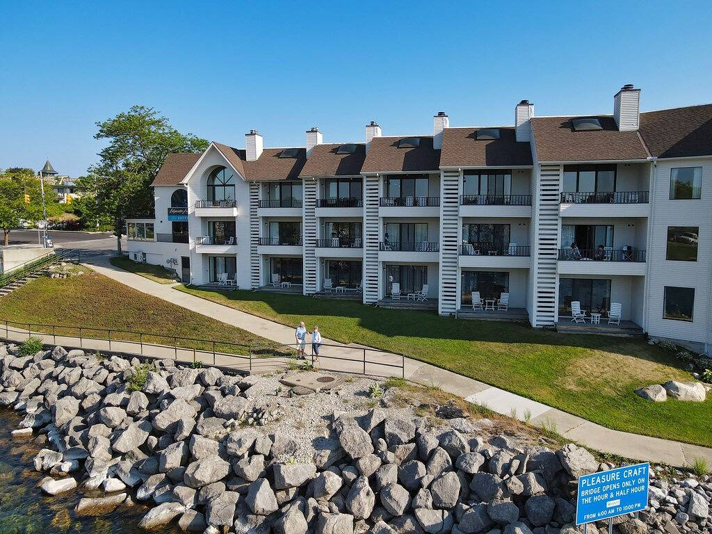 Ganze Wohnung, 114 Edgewater Inn Downtown Charlevoix | Pool, Hot Tub, Sauna | Sleeps 4 in Charlevoix, Charlevoix County