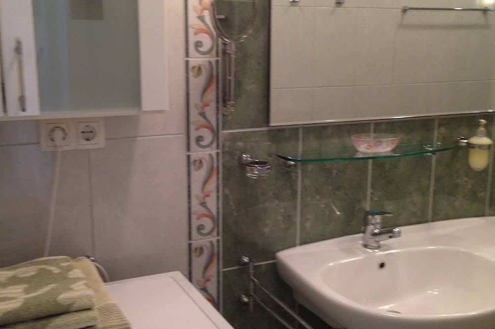 Apartamento entero, Villa en Podgora con piscina, vista al mar, ubicación tranquila, para 2-6 personas, Wifiiv gratis in Podgora, Rivera de Makarska