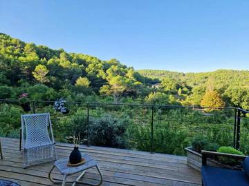 Gîte pour 8 personnes, avec piscine ainsi que jardin et terrasse à La Roque-sur-Pernes