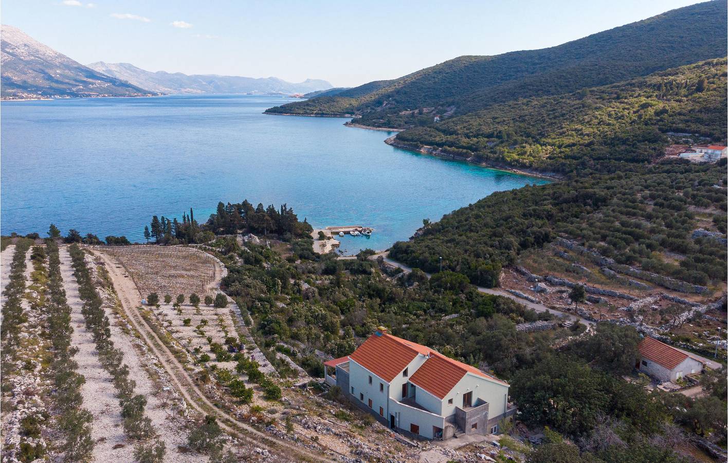 Geheel vakantieappartement, Toevluchtsoord aan zee: gezellig appartement met terras, parkeerplaats en wifi in Kneza, Korcula