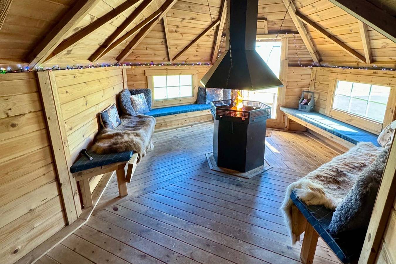 Littlelakelodge 2 Cabin with Hot Tub and Parking in County Antrim
