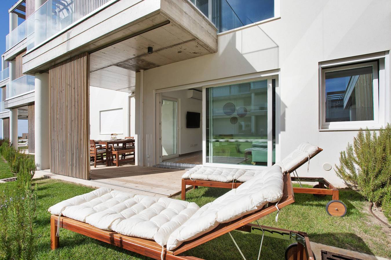 Apartamento entero, Apartamento "Luxury Boho Style Nazaré" con vistas al mar, piscina compartida y Wi-Fi in Nazaré, Leiria District