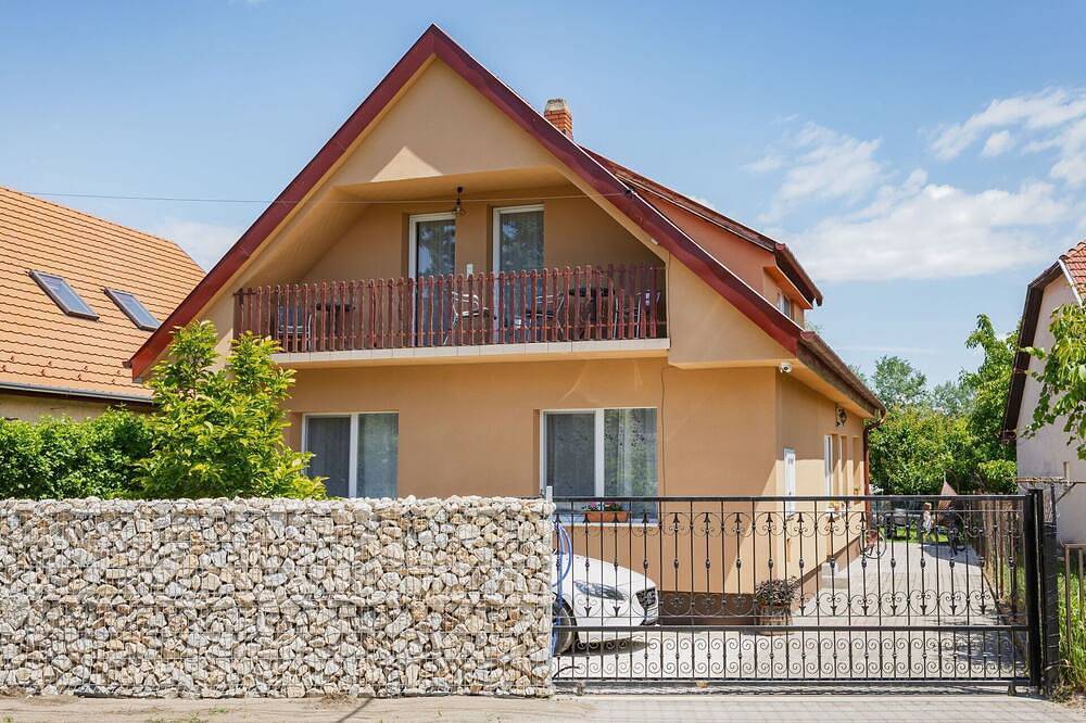 Ganze Wohnung, Herrliche Wohnung für 6 Personen mit Klimaanlage,  W-Lan, Tv, Balkon und Parkplatz in Balatonszemes, Plattensee Südufer
