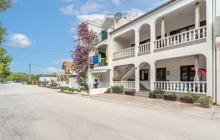 Ganze Ferienwohnung, Gemütliches Apartment mit Meerblick, Terrasse, WLAN und direktem Zugang zum Strand in Općina Sveti Filip i Jakov, Zadar