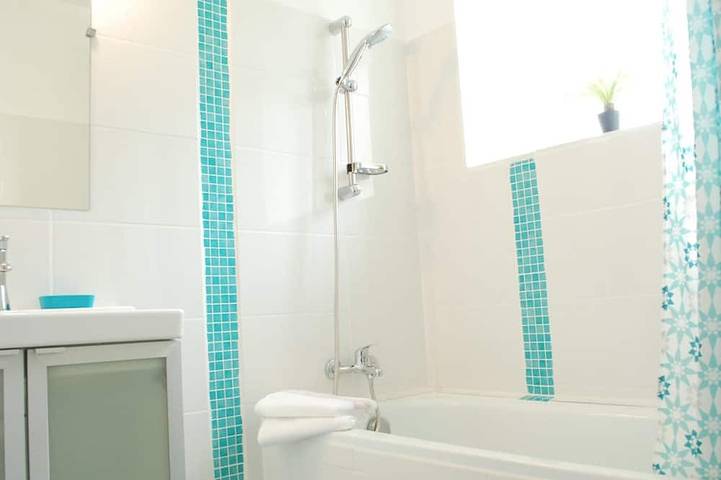 Gîte pour 2 personnes, avec terrasse ainsi que jardin et piscine à Vallières-les-Grandes - 3