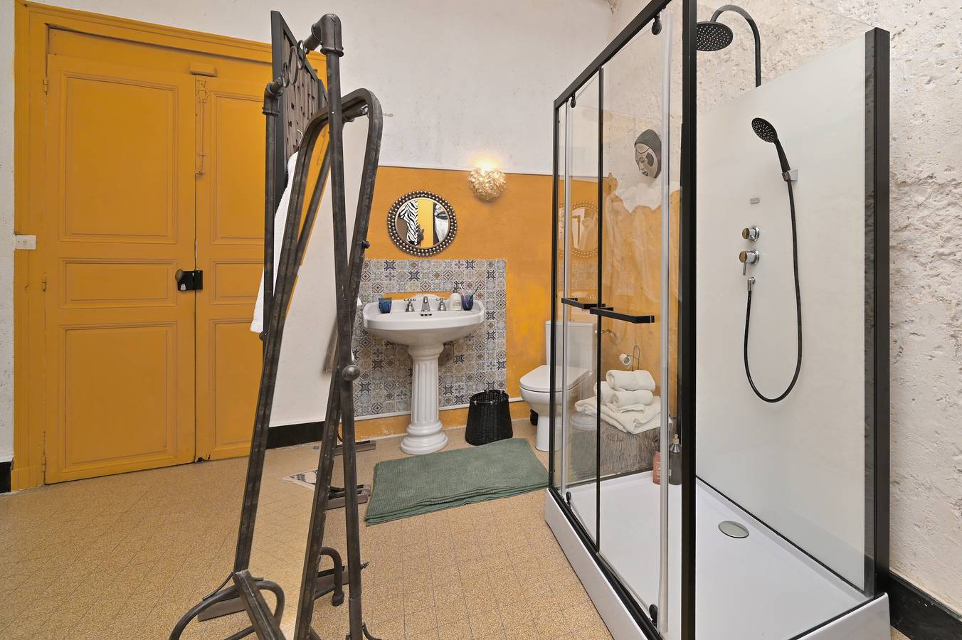 Room 'Ufri' with Shared Pool, Shared Terrace and Wi-Fi in Pech-Luna, Carcassonne region