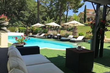 Location de vacances pour 12 personnes, avec terrasse et jardin, animaux acceptés à Roussas