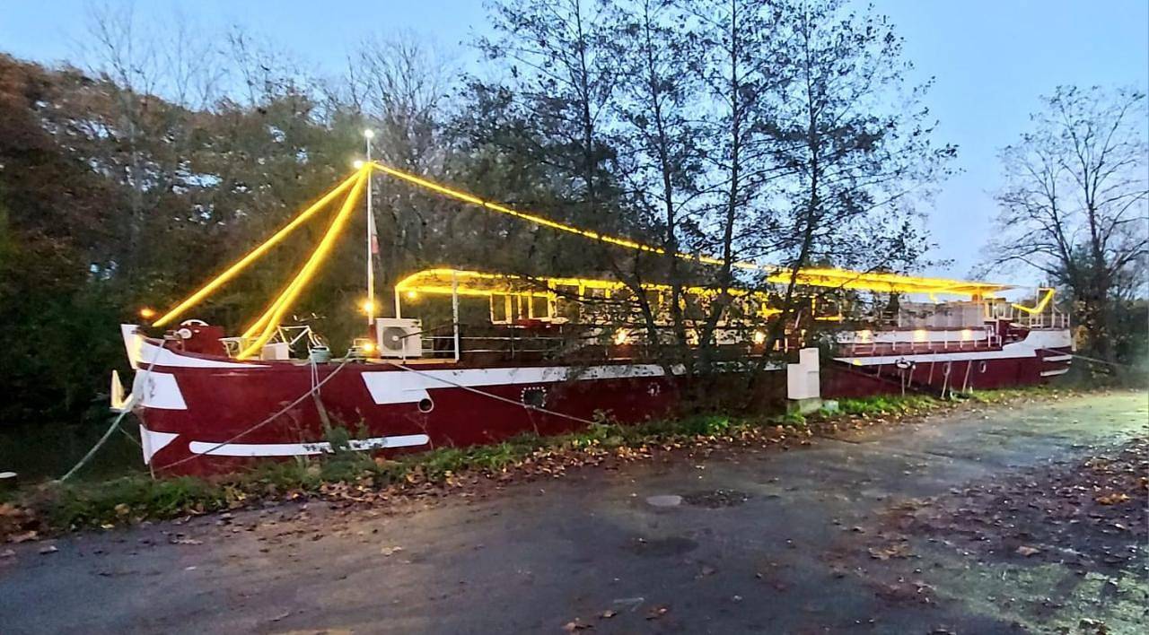 Péniche Ino Lefkothea Ii chambre d'hôtes in Dole, Jura