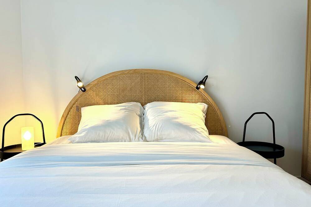 Entire apartment, 2 Bedroom Apartment near Arc de Triomphe Paris by Wild in Levallois-Perret, Hauts-de-Seine