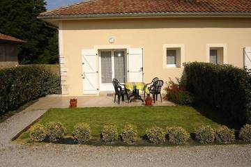 Gîte pour 4 personnes, avec jardin à Angoumé